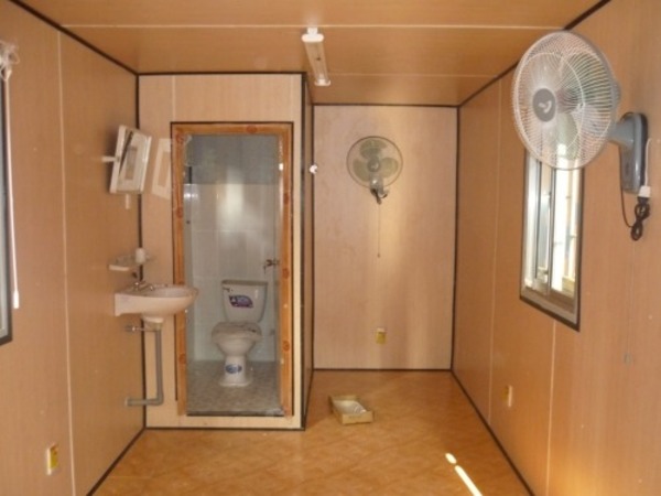 Khu vệ sinh bên trong của container văn phòng 20 feet
