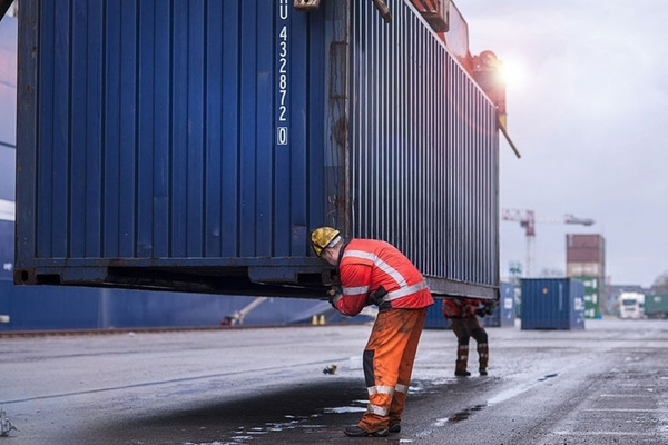 Kiểm tra tình trạng container là bước bắt buộc trước khi nhận bàn giao container 