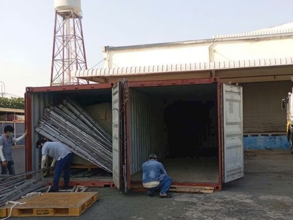 Container khô được thiết kế để vận chuyển và lưu trữ hàng hóa khô