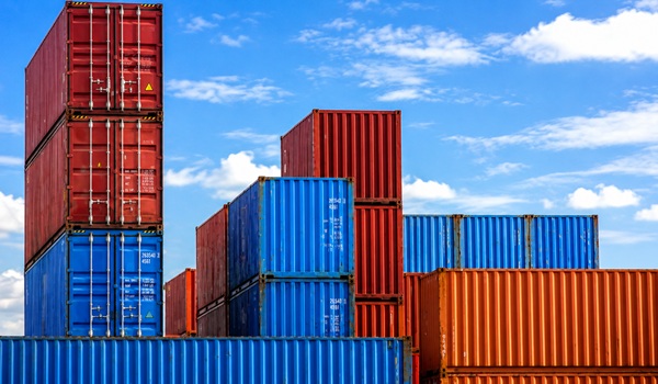 Các khối container khô nhiều màu sắc xếp chồng tại bãi cảng