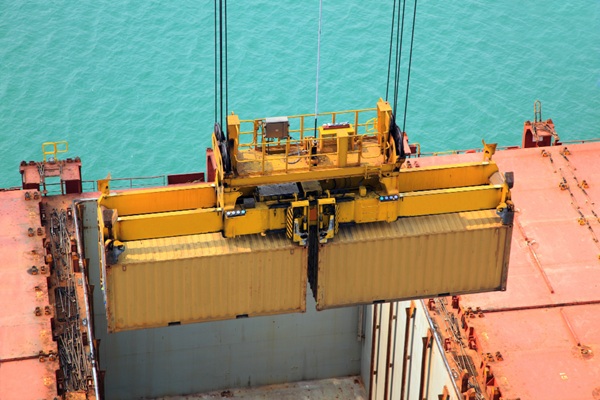 Container chuyên dụng có màu vàng nổi bật để cảnh báo an toàn