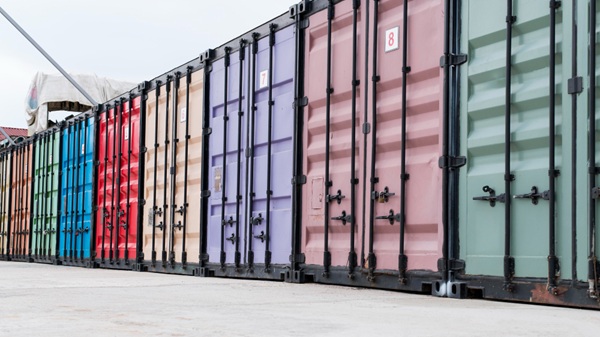 Dãy container đa sắc màu cho các hãng tàu khác nhau